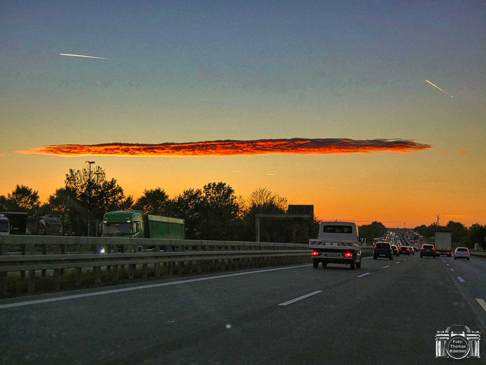UFO über der Autobahn? Wie das Erzgebirge eine feurige Wolke formt