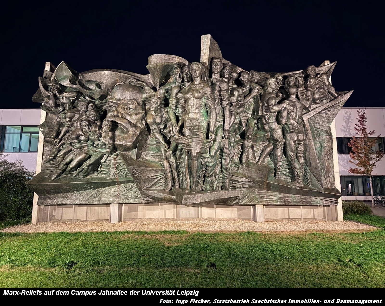 Wartung des Marx-Reliefs auf dem Campus Jahnallee der Universität Leipzig erfolgreich abgeschlossen