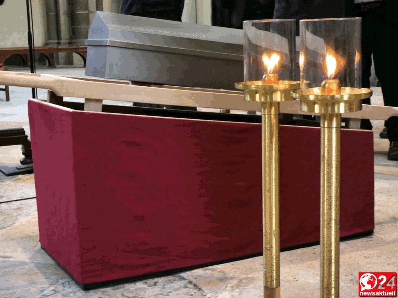 Otto der Große nach mehr als tausend Jahren im Magdeburger Dom wieder zur Ruhe gebettet.