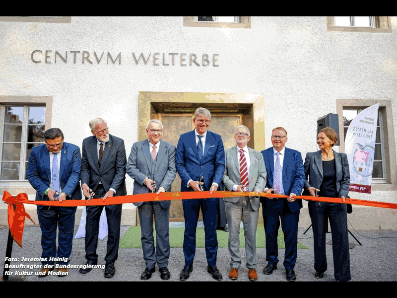 𝐄𝐢𝐧 𝐇𝐚𝐮𝐬 𝐞𝐫𝐳ä𝐡𝐥𝐭 𝐬𝐞𝐢𝐧𝐞 𝐆𝐞𝐬𝐜𝐡𝐢𝐜𝐡𝐭𝐞 – 𝐑𝐮𝐧𝐝𝐠𝐚𝐧𝐠 𝐝𝐮𝐫𝐜𝐡 𝐝𝐚𝐬 𝐧𝐞𝐮𝐞 𝐖𝐞𝐥𝐭𝐞𝐫𝐛𝐞𝐳𝐞𝐧𝐭𝐫𝐮𝐦 𝐢𝐧 𝐍𝐚𝐮𝐦𝐛𝐮𝐫𝐠